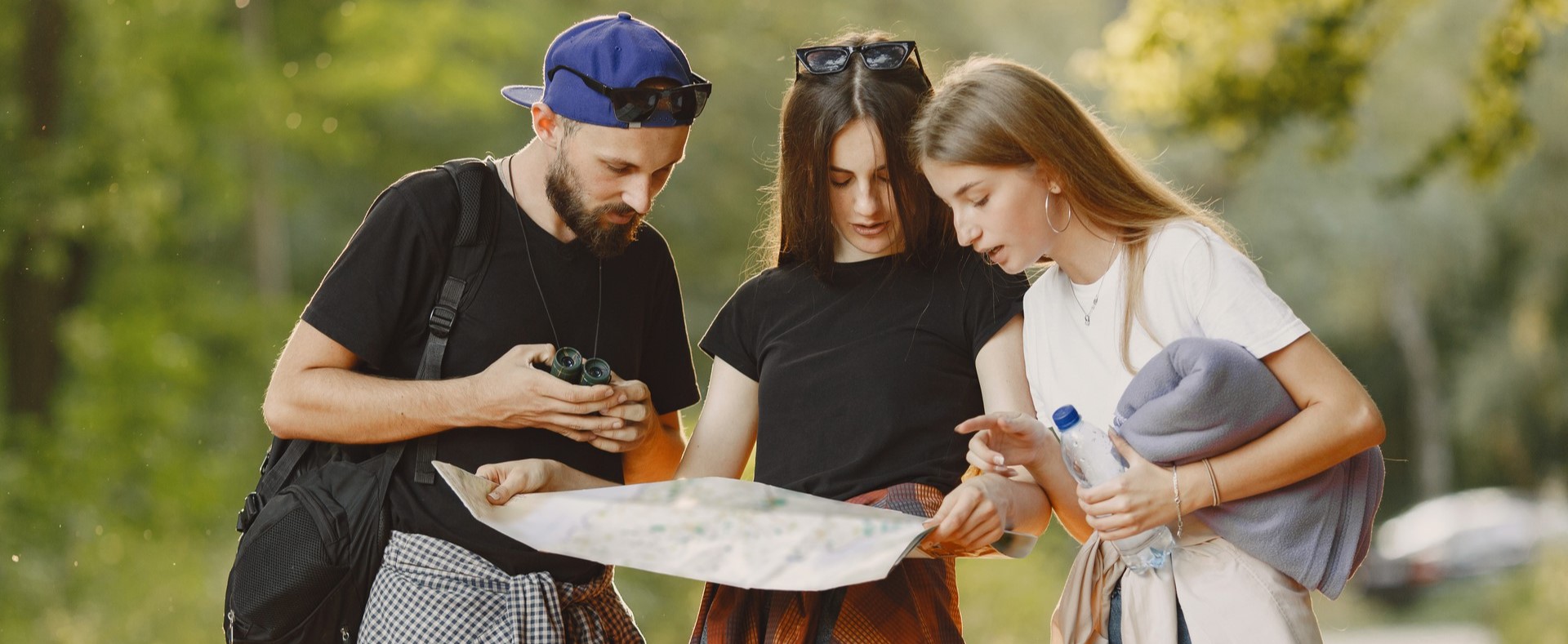 Trzech młodych ludzi z mapą